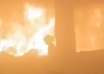 Captura de pantalla de un video que circula en redes sociales que aparentemente muestra a una niña intentando escapar tras un ataque a la escuela Fahmi Al-Jarjawi en el barrio de Al-Daraj de la ciudad de Gaza el 26 de mayo de 2025. Las Fuerzas de Defensa de Israel afirmaron que el ataque tenía como objetivo a Hamás (usado de conformidad con la Cláusula 27a de la Ley de Derechos de Autor).
