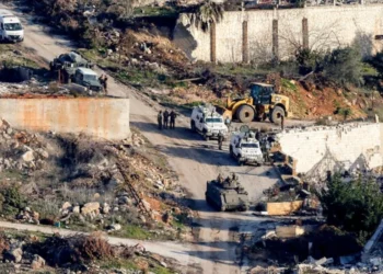 Esta imagen, tomada desde la frontera norte de Israel con el Líbano, muestra vehículos de la Fuerza Provisional de las Naciones Unidas en el Líbano (FPNUL) y del Ejército libanés desplegados en la aldea de Odaisseh, en el sur del Líbano, el 18 de febrero de 2025. (Jalaa Marey/AFP)
