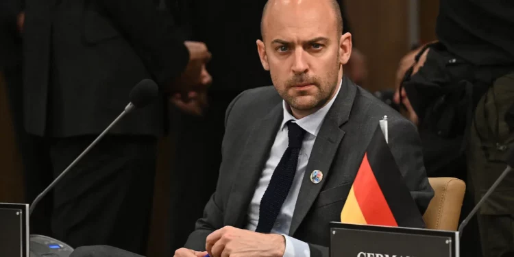 El ministro de Asuntos Exteriores de Francia, Jean-Noël Barrot, observa durante una reunión informal de ministros de Asuntos Exteriores de la Organización del Tratado del Atlántico Norte (OTAN) antes de las posibles conversaciones de paz entre Ucrania y Rusia, en Antalya, Turquía, el 15 de mayo de 2025. (Ozan KOSE / AFP)