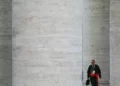 El cardenal italiano y patriarca latino de Jerusalén, Pierbattista Pizzaballa, llega a la sexta reunión de la congregación en el Vaticano, el 29 de abril de 2025. (Andreas Solaro/AFP)
