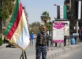 Un miembro de las fuerzas de seguridad drusas monta guardia en Jaramana, a las afueras de Damasco, el 29 de abril de 2025, tras los enfrentamientos sectarios ocurridos durante la noche. (Rami al SAYED / AFP)