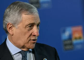 El ministro de Asuntos Exteriores de Italia, Antonio Tajani, habla con la prensa a su llegada a una reunión informal de ministros de Asuntos Exteriores de la OTAN antes de las posibles conversaciones de paz entre Ucrania y Rusia en Turquía, en Antalya, el 15 de mayo de 2025. (OZAN KOSE / AFP)