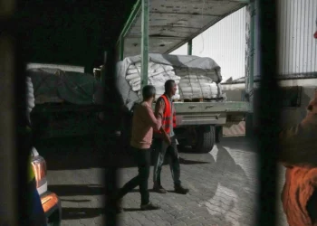 Camiones de ayuda con alimentos llegan a un almacén del Programa Mundial de Alimentos en Az-Zawayda, en el centro de la Franja de Gaza, el 21 de mayo de 2025. (Foto AP/Abdel Kareem Hana)