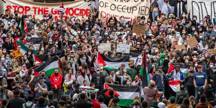 Manifestantes pro-palestinos y anti-Israel se reunieron en la Universidad de Harvard para mostrar su apoyo a los palestinos de Gaza en una manifestación en Cambridge, Massachusetts, el 14 de octubre de 2023, una semana después de que terroristas de Hamás perpetraran una masacre en el sur de Israel. (Joseph Prezioso / AFP)
