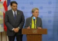 Leah Goldin, madre del teniente Hadar Goldin, cuyo cuerpo se encuentra en Gaza desde 2014, ofrece una declaración a la prensa en el Consejo de Seguridad de la ONU, acompañada por el embajador de Israel ante la ONU, Danny Danon, el 15 de mayo de 2025. (Captura de pantalla, UN Web TV)