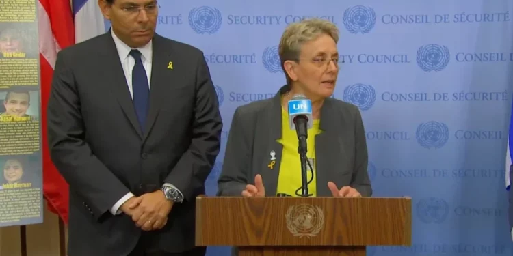 Leah Goldin, madre del teniente Hadar Goldin, cuyo cuerpo se encuentra en Gaza desde 2014, ofrece una declaración a la prensa en el Consejo de Seguridad de la ONU, acompañada por el embajador de Israel ante la ONU, Danny Danon, el 15 de mayo de 2025. (Captura de pantalla, UN Web TV)