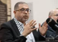 Basem Naim, líder de Hamás y exministro de Salud de Gaza, habla durante una conferencia de prensa en Ciudad del Cabo, Sudáfrica, el 29 de noviembre de 2023. (Rodger Bosch / AFP)