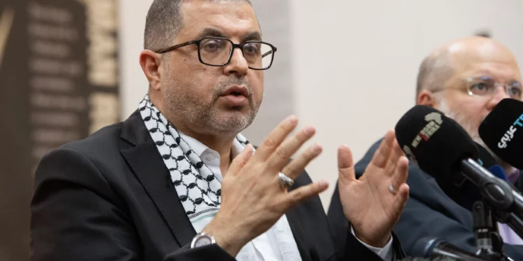 Basem Naim, líder de Hamás y exministro de Salud de Gaza, habla durante una conferencia de prensa en Ciudad del Cabo, Sudáfrica, el 29 de noviembre de 2023. (Rodger Bosch / AFP)