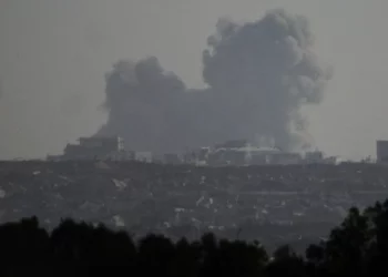 Un ataque israelí en la Franja de Gaza se ve desde el sur de Israel, el 26 de mayo de 2025. (Foto AP/Ariel Schalit)