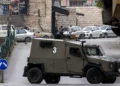 Imagen ilustrativa: Un vehículo blindado del ejército israelí avanza por una carretera durante una operación militar en Nablús, en el norte de Judea y Samaria, el 8 de abril de 2025. (Jaafar Ashtiyeh/AFP)