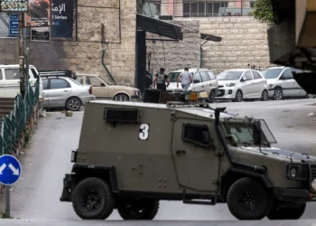 Imagen ilustrativa: Un vehículo blindado del ejército israelí avanza por una carretera durante una operación militar en Nablús, en el norte de Judea y Samaria, el 8 de abril de 2025. (Jaafar Ashtiyeh/AFP)