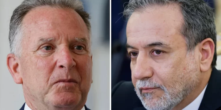 Izquierda: El enviado especial de EE. UU., Steve Witkoff, en París, Francia, el 17 de abril de 2025. (Ludovic Marin, Pool Photo vía AP); Derecha: El ministro de Asuntos Exteriores iraní, Abbas Araghchi, en Moscú, Rusia, el 18 de abril de 2025. (Tatyana Makeyeva/Pool Photo vía AP)