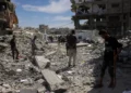 La gente inspecciona los daños entre los escombros de un edificio alcanzado por un ataque israelí en Jabaliya, en el norte de la Franja de Gaza, el 15 de mayo de 2025. (BASHAR TALEB / AFP)