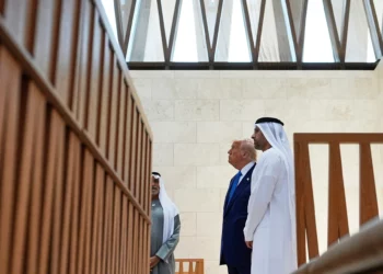 El presidente de Estados Unidos, Donald Trump, visita la Sinagoga Moisés Ben Maimón en la Casa de la Familia Abrahámica, el 16 de mayo de 2025, en Abu Dabi, Emiratos Árabes Unidos. (Foto AP/Alex Brandon)