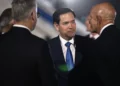 Funcionarios de la Embajada de Estados Unidos y de Turquía reciben al secretario de Estado Marco Rubio a su llegada, el miércoles 14 de mayo de 2025, a Antalya, Turquía, para asistir a una reunión informal de ministros de Asuntos Exteriores de la OTAN. (Ozan Kose/Pool vía AP)