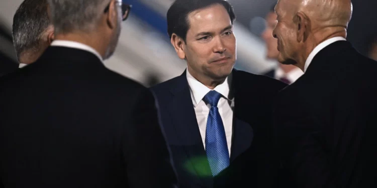 Funcionarios de la Embajada de Estados Unidos y de Turquía reciben al secretario de Estado Marco Rubio a su llegada, el miércoles 14 de mayo de 2025, a Antalya, Turquía, para asistir a una reunión informal de ministros de Asuntos Exteriores de la OTAN. (Ozan Kose/Pool vía AP)