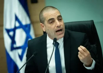 El diputado Ofir Katz, presidente del Comité de la Cámara de Representantes de la Knéset, dirige una audiencia el 12 de marzo de 2023. (Yonatan Sindel/Flash90)