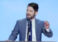 Shabbos Kestenbaum habla durante la Convención Nacional Republicana el miércoles 17 de julio de 2024 en Milwaukee. (AP/J. Scott Applewhite)