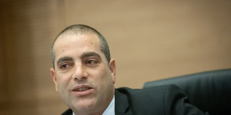 Ofir Katz, líder de la coalición, durante una reunión del Comité de la Cámara de Representantes de la Knéset en Jerusalén, el 14 de enero de 2025. (Chaim Goldberg/Flash90)