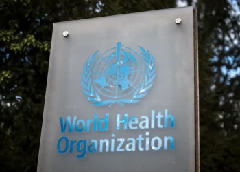 Un cartel de la Organización Mundial de la Salud (OMS) en su sede de Ginebra, Suiza, el 13 de marzo de 2025. (Fabrice COFFRINI / AFP)