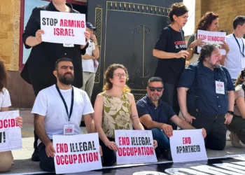 Miembros del Parlamento italiano y europeo sostienen pancartas durante una protesta frente al lado egipcio del cruce de Rafah, pidiendo el fin de la guerra en Gaza y que se permita la entrada de ayuda en el enclave palestino, el 18 de mayo de 2025. (Foto de AFP)