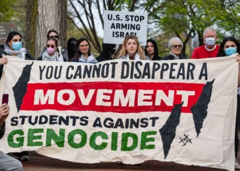 Manifestantes antiisraelíes se congregan en Cambridge Common para protestar contra la postura de Harvard sobre la guerra entre Israel y Hamás en Gaza y mostrar su apoyo al pueblo palestino, frente a la Universidad de Harvard en Cambridge, Massachusetts, el 25 de abril de 2025. (Joseph Prezioso/AFP)