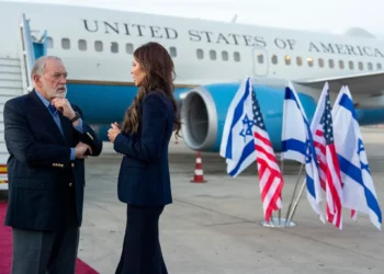La secretaria de Seguridad Nacional de EE. UU., Kristi Noem (derecha), habla con el embajador de EE. UU. en Israel, Mike Huckabee, después de aterrizar en el aeropuerto Ben Gurion, el 25 de mayo de 2025. (Foto AP/Alex Brandon, Pool)
