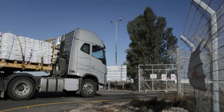 Un camión con ayuda humanitaria para la Franja de Gaza ingresa al cruce de Kerem Shalom, en el sur de Israel, el martes 20 de mayo de 2025. (Foto AP/Maya Alleruzzo)