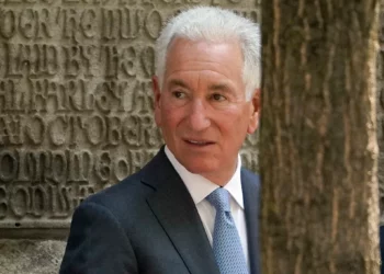 Charles Kushner llega al funeral de Ivana Trump, el 20 de julio de 2022, en Nueva York. (Foto AP/John Minchillo, Archivo)