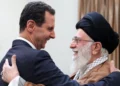 En esta fotografía publicada por la agencia oficial de noticias siria SANA, el presidente sirio Bashar Assad, a la izquierda, estrecha la mano del líder supremo iraní, el ayatolá Alí Jamenei, antes de su reunión en Teherán, Irán, el 25 de febrero de 2019. (SANA vía AP)