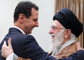 En esta fotografía publicada por la agencia oficial de noticias siria SANA, el presidente sirio Bashar Assad, a la izquierda, estrecha la mano del líder supremo iraní, el ayatolá Alí Jamenei, antes de su reunión en Teherán, Irán, el 25 de febrero de 2019. (SANA vía AP)