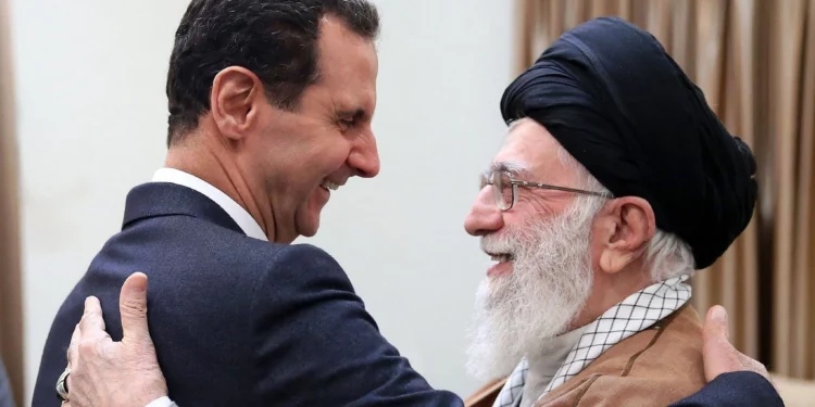 En esta fotografía publicada por la agencia oficial de noticias siria SANA, el presidente sirio Bashar Assad, a la izquierda, estrecha la mano del líder supremo iraní, el ayatolá Alí Jamenei, antes de su reunión en Teherán, Irán, el 25 de febrero de 2019. (SANA vía AP)