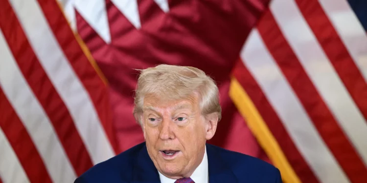 El presidente de Estados Unidos, Donald Trump, asiste a un desayuno con líderes empresariales en Doha el 15 de mayo de 2025. (Brendan SMIALOWSKI / AFP)