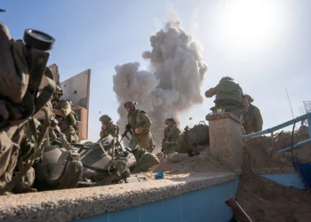 Soldados se agachan para protegerse después de que tropas del Cuerpo de Ingenieros de Combate detonaran un túnel de Hamás en el norte de la Franja de Gaza, el 7 de noviembre de 2023. (Emanuel Fabian/Times of Israel)