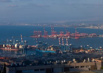 Vista general del puerto israelí de Haifa, el 13 de agosto de 2024. (Menahem Kahana / AFP)