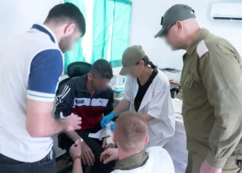 Tropas de las FDI atienden a sirios en un centro médico cerca de la aldea drusa de Hader, en el sur de Siria, en una foto difundida el 28 de mayo de 2025. (Fuerzas de Defensa de Israel)