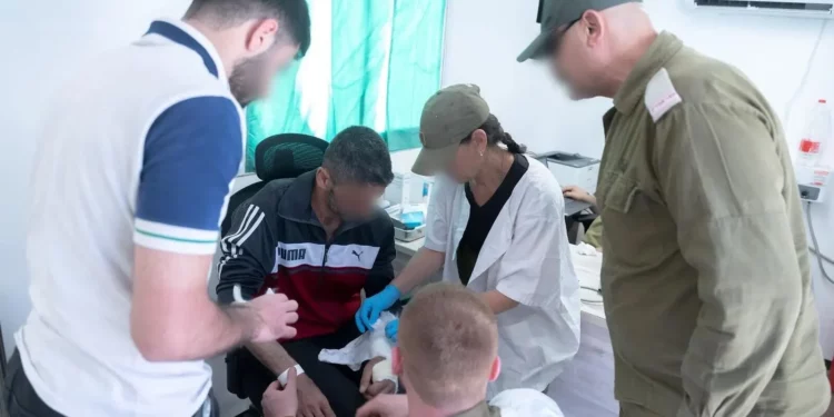 Tropas de las FDI atienden a sirios en un centro médico cerca de la aldea drusa de Hader, en el sur de Siria, en una foto difundida el 28 de mayo de 2025. (Fuerzas de Defensa de Israel)