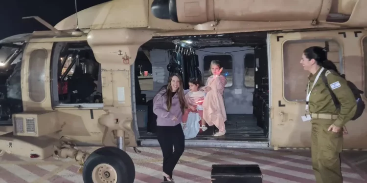 Doron Katz Asher y sus hijas Raz y Aviv después de su liberación del cautiverio de Hamás el 24 de noviembre de 2023. (Fuerzas de Defensa de Israel)