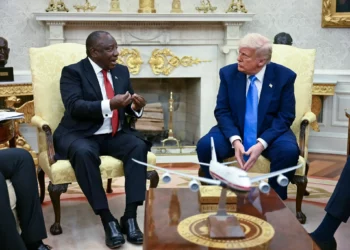 El presidente de Estados Unidos, Donald Trump (derecha), se reúne con el presidente sudafricano Cyril Ramaphosa en la Oficina Oval de la Casa Blanca en Washington, D.C., el 21 de mayo de 2025. (Foto de Jim WATSON / AFP)