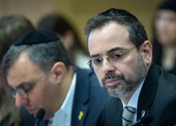 El ministro de Salud, Uriel Busso, asiste a una reunión del Comité de Salud en la Knéset, Jerusalén, el 24 de marzo de 2025. (Yonatan Sindel/Flash90)