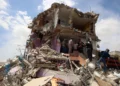 La gente observa la devastación en una casa después de que las tropas israelíes dijeran que mataron a cinco hombres armados durante una incursión del ejército en Tammun, en Judea y Samaria, el 15 de mayo de 2025. (Zain JAAFAR / AFP)