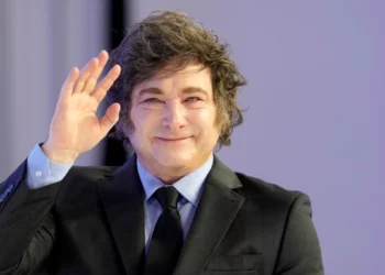 El presidente de Argentina, Javier Milei, saluda a su llegada para su discurso en la Reunión Anual del Foro Económico Mundial en Davos, Suiza, el 23 de enero de 2025. (Foto AP/ Markus Schreiber)