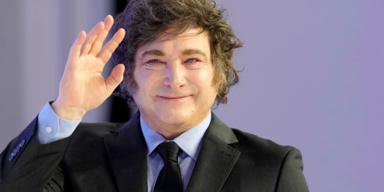 El presidente de Argentina, Javier Milei, saluda a su llegada para su discurso en la Reunión Anual del Foro Económico Mundial en Davos, Suiza, el 23 de enero de 2025. (Foto AP/ Markus Schreiber)