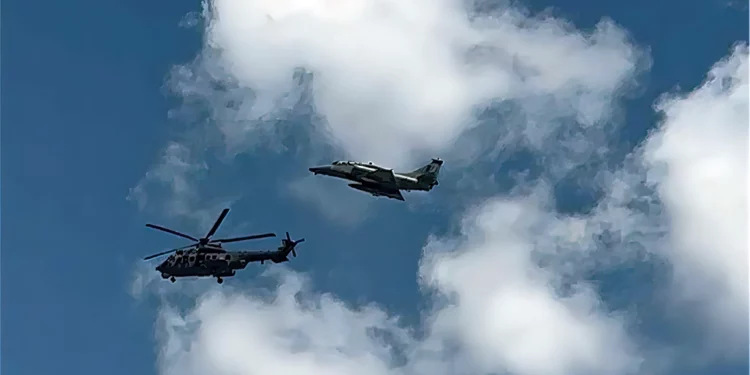 Marina de Brasil realiza primer ejercicio de intercepción de helicópteros con AF-1 Skyhawk