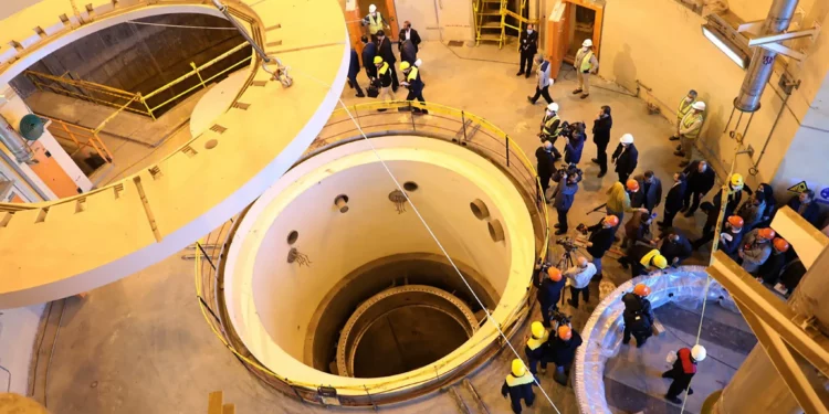 Israel destruye reactor nuclear iraní en Arak y ataca Natanz