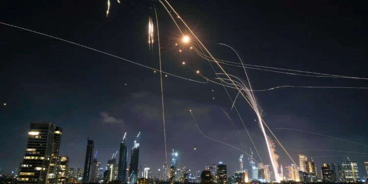 El sistema de defensa aérea israelí dispara para interceptar misiles iraníes sobre Tel Aviv, Israel, el viernes 13 de junio de 2025. (AP Foto/Leo Correa)