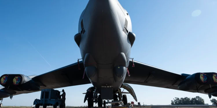 La sustitución del motor del B-52 se retrasa por problemas de admisión