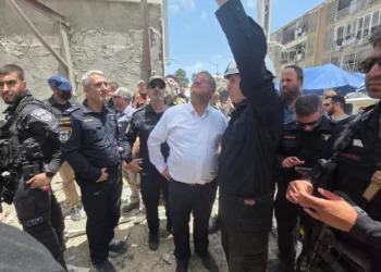El ministro Ben Gvir visitó el lugar del impacto de misil en Bat Yam