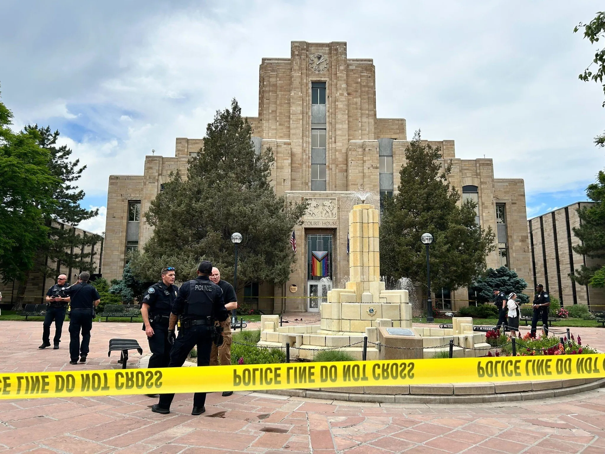 La policía de Boulder dice que varias personas fueron evacuadas con quemaduras