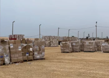 Palestinos recogen cajas de ayuda humanitaria en un sitio de distribución administrado por la Fundación Humanitaria de Gaza el 26 de mayo de 2025. (GHF)